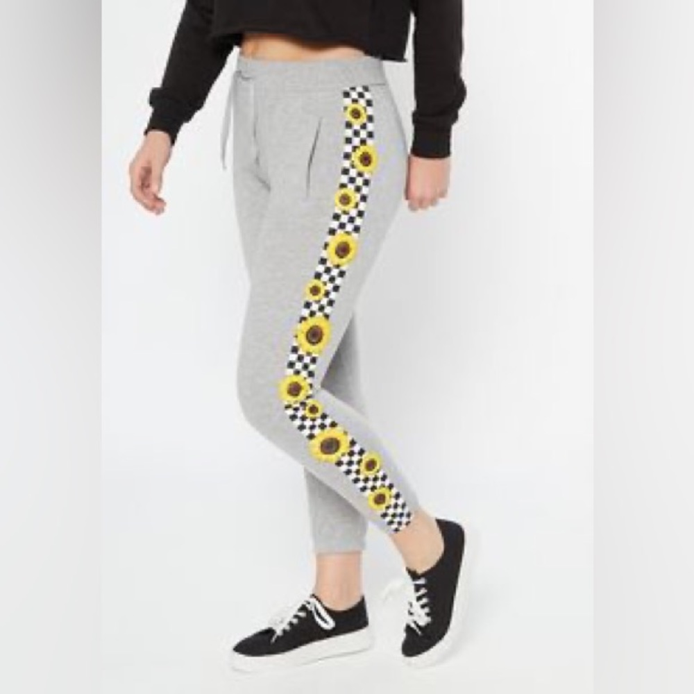 Rue 21 Women's Grey Sunflower Sweatpants In Size Medium